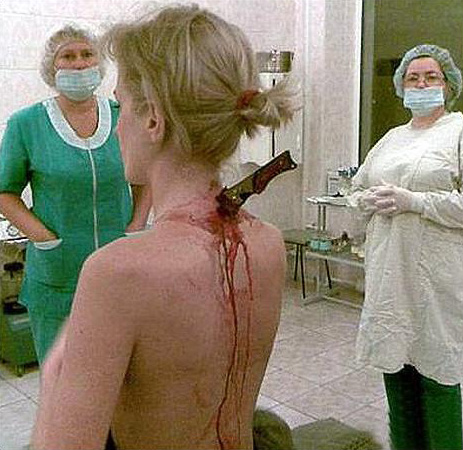 Djevojka_nož_foto_Daily_mail