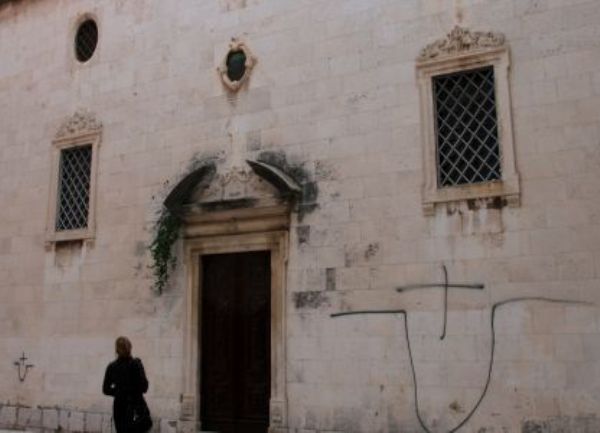 grafiti na crkvi u Zadru