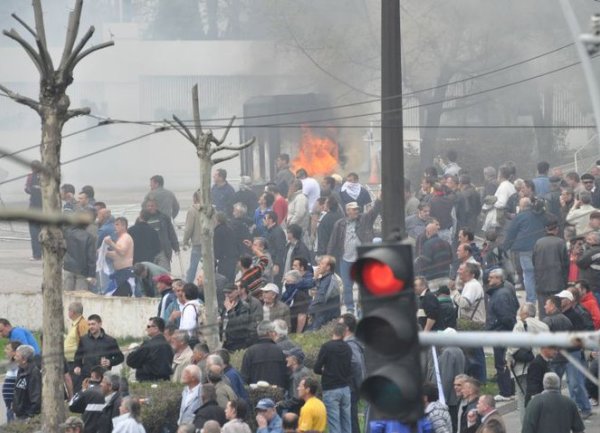 protesti zapaljena kucica