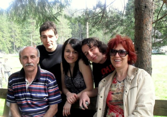 Učenik iz Turske u BiH (drugi s desna) sa svojom domaćin porodicom u Kladnju