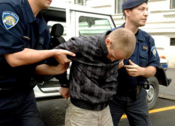 policija privodi navijača