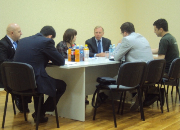 Clifford Bond u Domu omladine