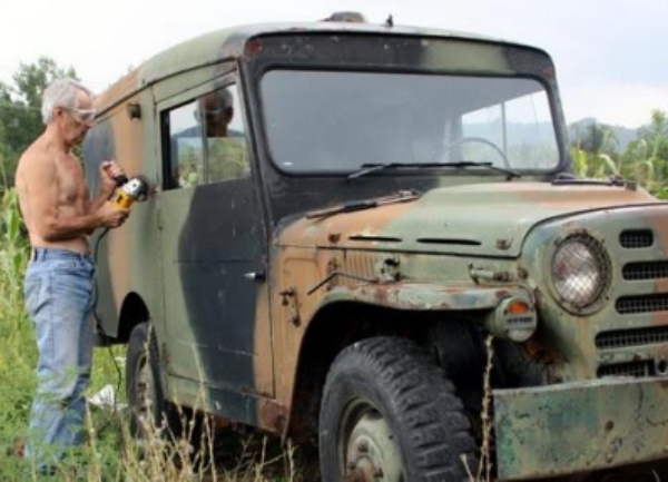 Rajko Vasic i dzip desno Rajko Vasic i dzip desno