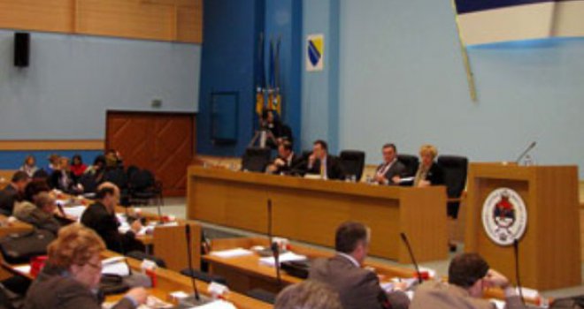 Poslanik SDS-a kolegicama: 'Ženama se i gleda u noge!'