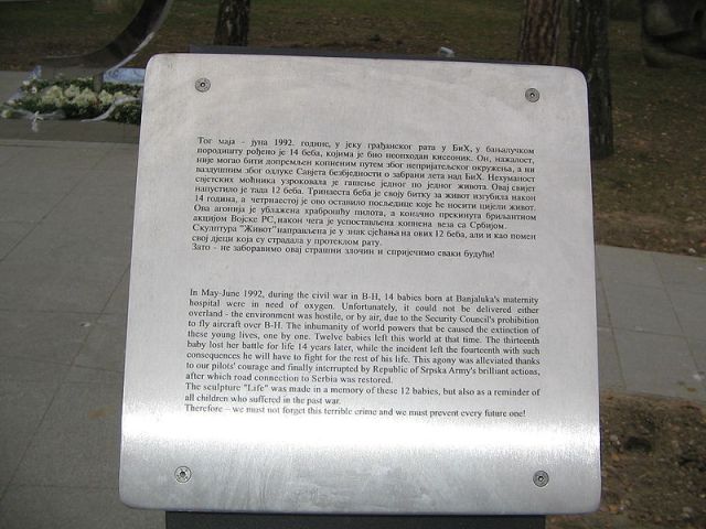 Tabla sa natpison ispred spomenika 12 beba