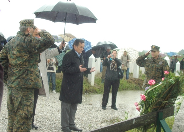 Gornja Kalesija - dženaza za 29 Bo&scaron;njaka / foto: DEPO