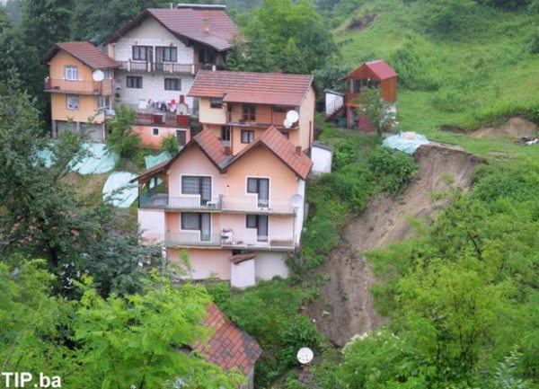 Tuzla - poplave - klizi&scaron;te / foto: Tip.ba
