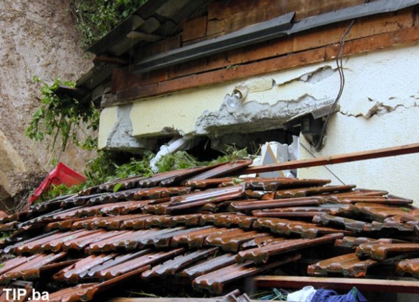 Tuzla - poplave - klizi&scaron;te / foto: Tip.ba