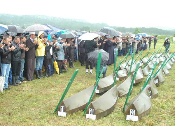 Gornja Kalesija - dženaza za 29 Bo&scaron;njaka / foto: DEPO