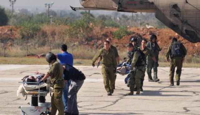 Izraelski vojnici evakui&scaron;u ranjenike / foto: AFP