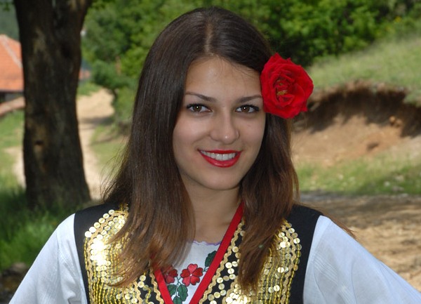 djevojka u narodnoj no&scaron;nji