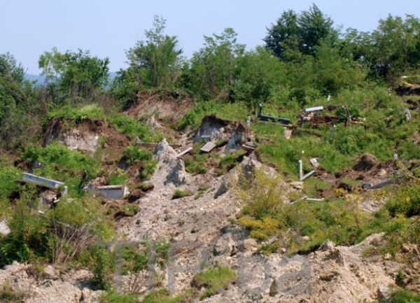 Tuzla - klizi&scaron;te uni&scaron;tilo pravoslavno groblje / foto: Tip.ba