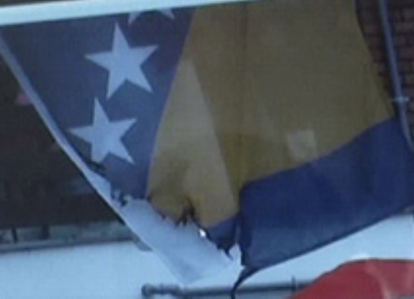 zapaljena zastava-brcko