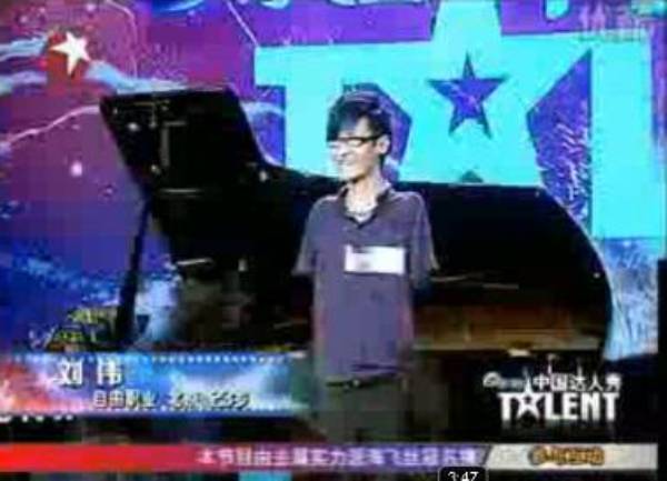 Kinez bez ruku nogama svira klavir