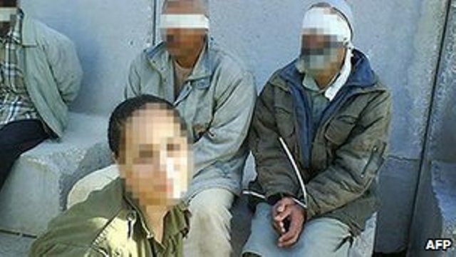 Izraelka (vojnik) sa palestinskim zarobljenicima