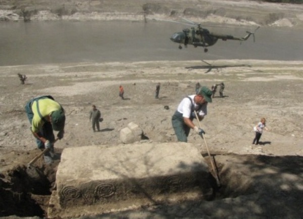 Spašavanje stećaka u Višegradu /FOTO: Visegrad24.info Spašavanje stećaka u Višegradu /FOTO: Visegrad24.info