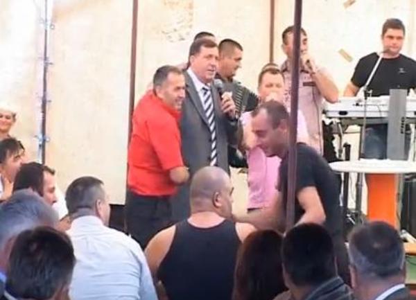 dodik pjeva na kocicevom zboru