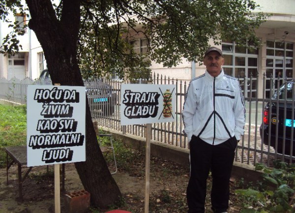 Dragomir Andan &scaron;trajk ispred OHR-a