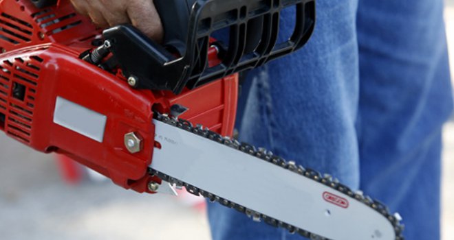 Užas u BiH: 15-godišnjak sjekao drva s ocem i djedom pa mu motorna pila prerezala vrat