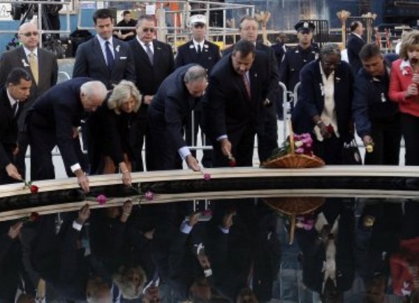 Odavanje po&scaron;te nastradalima na mjestu sru&scaron;enih kula / Foto: AFP