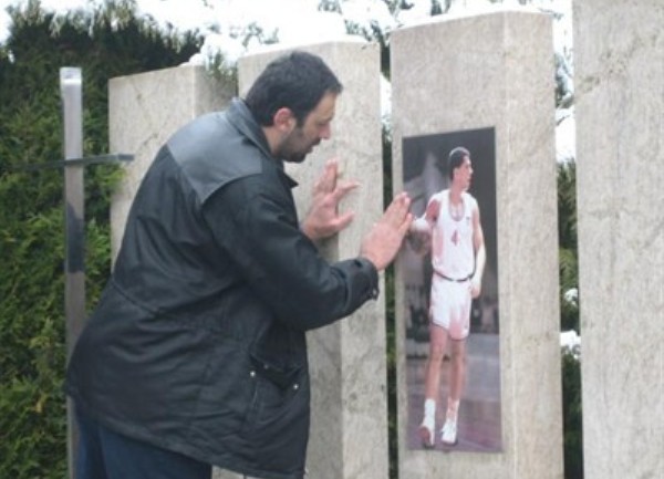 Vlade Divac na grobu Dražena Petrovića