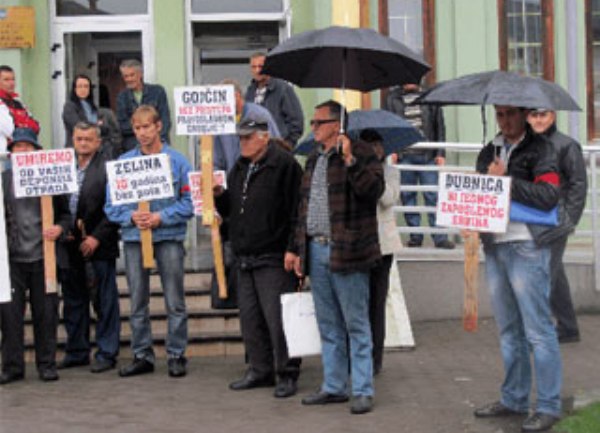Srbi u Kalesiji protestuju