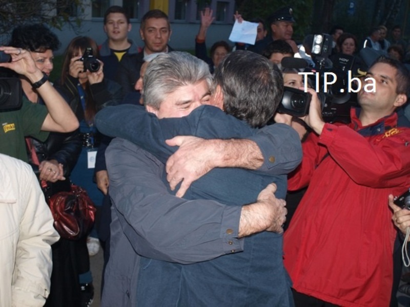 Brojni Tuzlaci dočekali Iliju Juri&scaron;ića/ Foto: TIP.BA