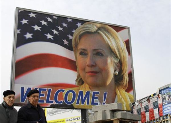 Poster za doček Hilari Klinton u Pri&scaron;tini / foto: Reuters