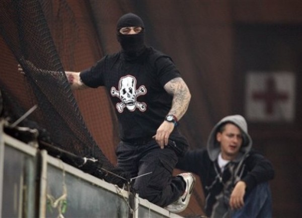 Divljanje navijača Srbije u Đenovi