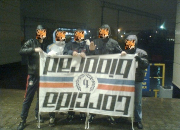 ruski navijači sa otetim transparentom Torcide