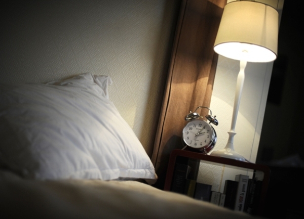 sat pored kreveta, ilustracija