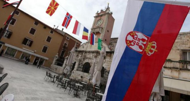 Srbija uputila Hrvatskoj protestnu notu zbog paljenja srpske zastave u Kninu
