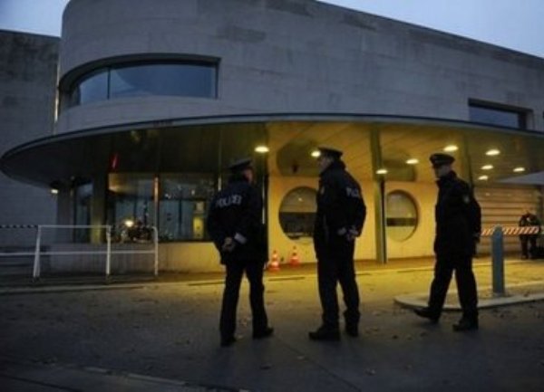 Bomba ispred ambasade u Atini