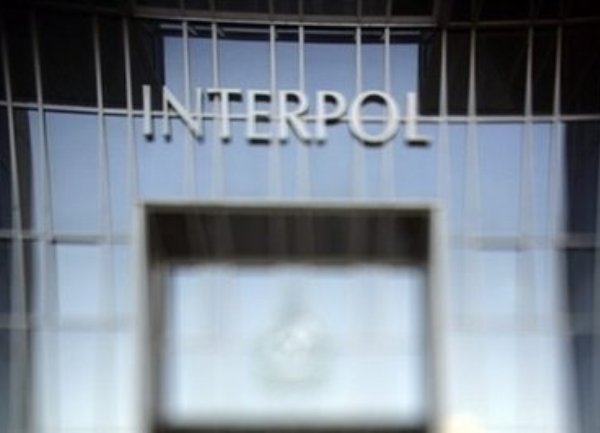 interpol naslovna