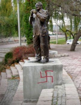 kukasti krst na spomeniku sabana bajramovica