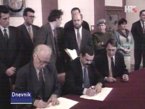 potpisivanje Erdutskog sporazuma / foto: HRT
