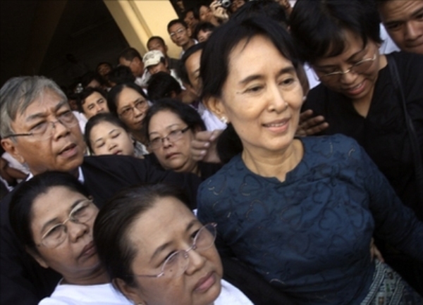 Aung San Su Ći sa pristalicama