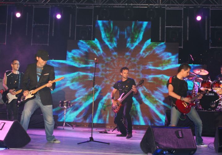 emir and frozen camels