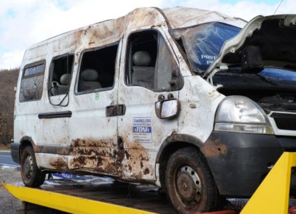 prevrnuti minibus / foto: Cropix