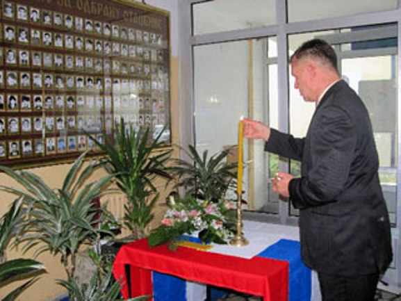 Paljenje svijeća za poginule u CJB B. Luka