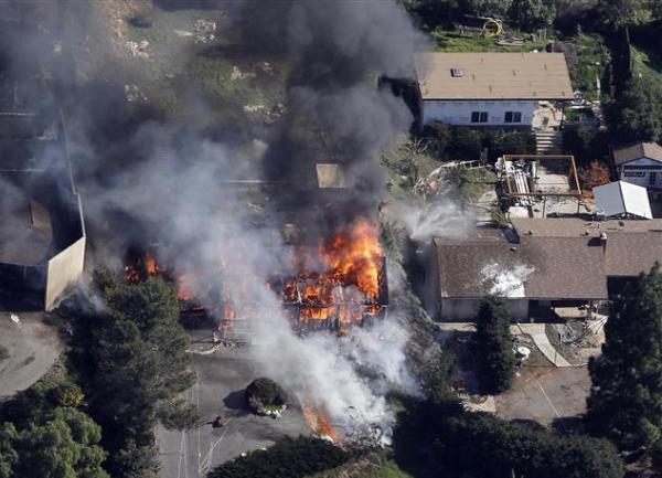 Zapaljena kuća Džordža Jakubeca / foto: AP