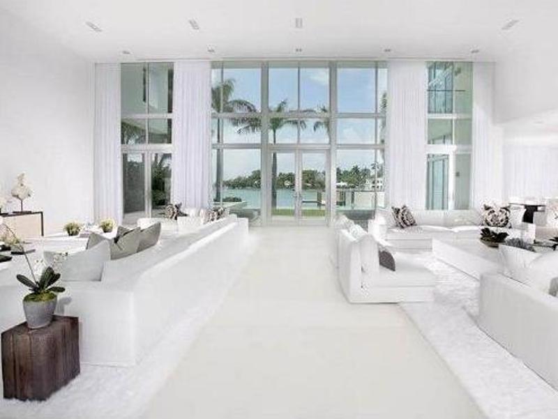 Rasko&scaron;na vila potpuno je nova, a sastoji se od sedam spavaćih soba i osam velikih kupaonica, ima veliku profesionalno opremljenu kuhinju, teretanu, lift i infinity bazen iz kojeg se pruža pogled u zaljev Biscayne.