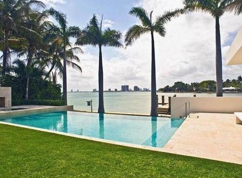 Rasko&scaron;na vila potpuno je nova, a sastoji se od sedam spavaćih soba i osam velikih kupaonica, ima veliku profesionalno opremljenu kuhinju, teretanu, lift i infinity bazen iz kojeg se pruža pogled u zaljev Biscayne.