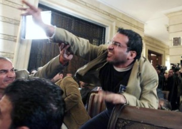 novinar gadja busa cipelom