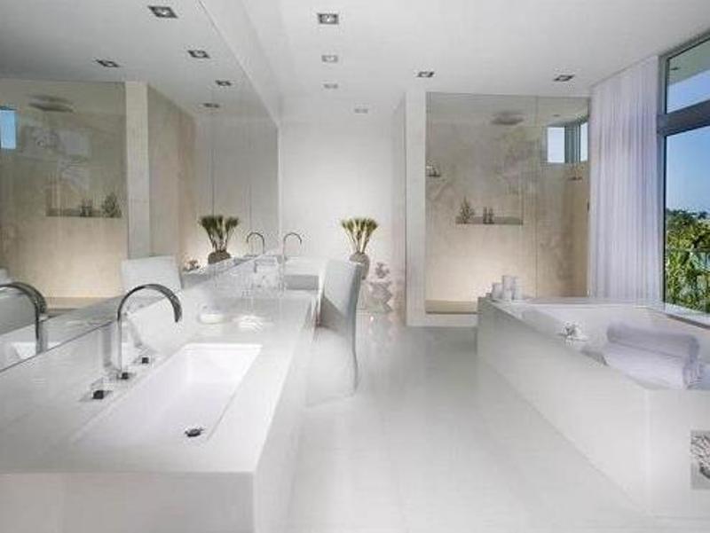 Rasko&scaron;na vila potpuno je nova, a sastoji se od sedam spavaćih soba i osam velikih kupaonica, ima veliku profesionalno opremljenu kuhinju, teretanu, lift i infinity bazen iz kojeg se pruža pogled u zaljev Biscayne.