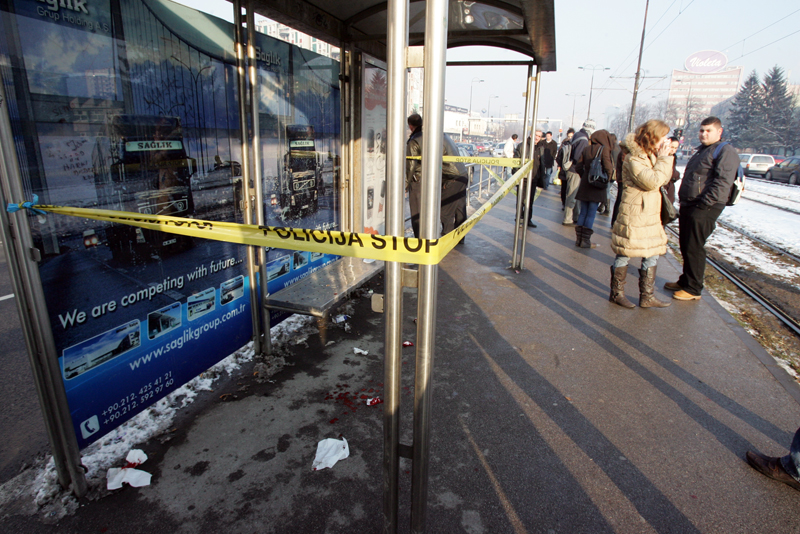 tuca na tramvajskoj stanici - pofalici tuca na tramvajskoj stanici - pofalici