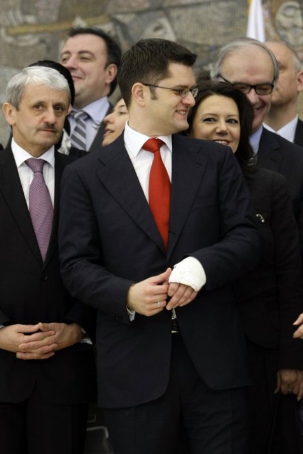 Vuk Jeremić u gipsu