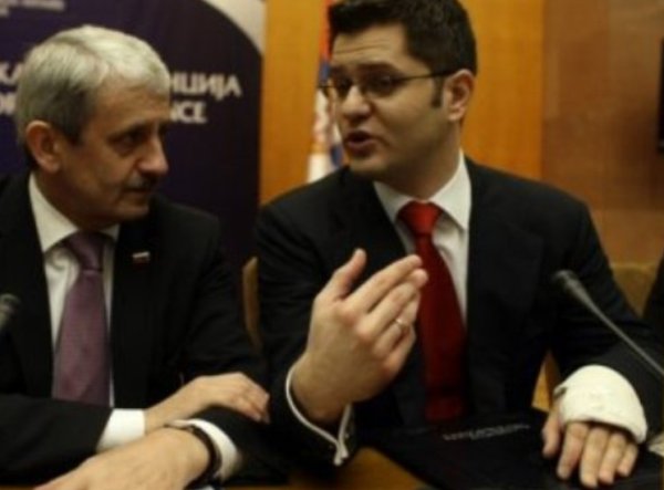 Vuk Jeremić u gipsu