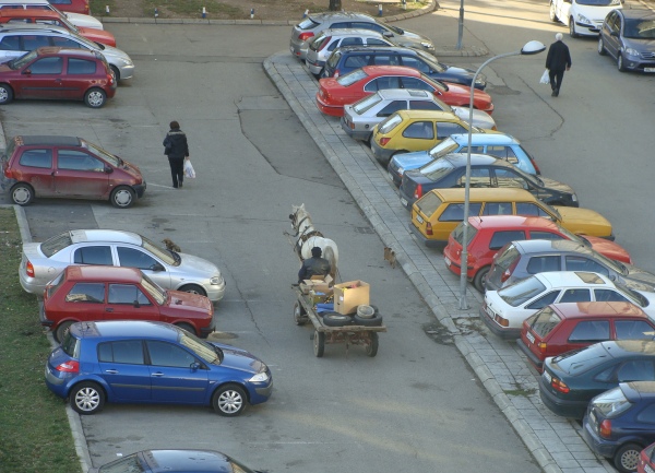 Kopanje po kontejnerima i konjska kola / foto: BLIN Kopanje po kontejnerima i konjska kola / foto: BLIN