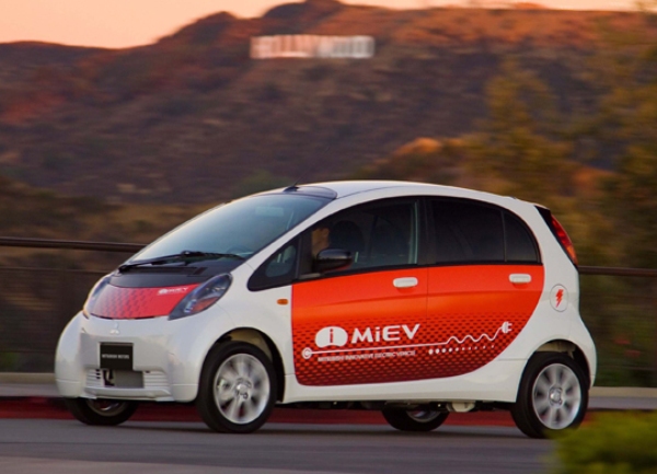 Micubi&scaron;i zeleni automobil